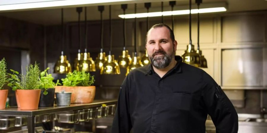 Der Sternekoch Andre Münch steht in der Küche des Restaurant Saphir. Der Küchenchef des Gourmet-Restaurants «Butt» in Rostock-Warnemünde ist vom «Gusto Deutschland 2021/2022» als «Aufsteiger des Jahres» ausgezeichnet worden. Insgesamt stellt der Restaurantführer 900 Lokale vor. Foto: Philipp von Ditfurth/dpa/Archiv