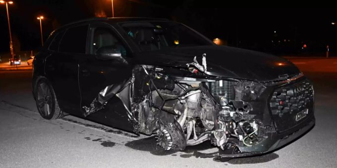 An den beteiligten Fahrzeugen und an diversen Strassenanlagen entstand ein Sachschaden von knapp 40'000 Franken. Unfall