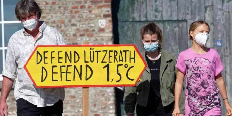 Die Klimaaktivistinnen Greta Thunberg (r) und Luisa Neubauer besuchen den Hof von Landwirt Eckhardt Heukamp (l). Foto: Henning Kaiser/dpa