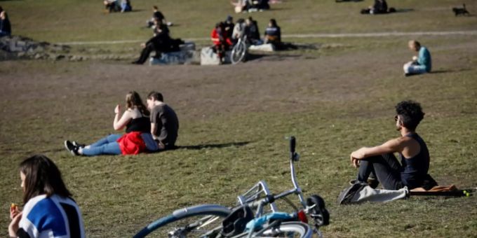 Laut Umfrage - Junge Frauen interessieren sich weniger für Politik