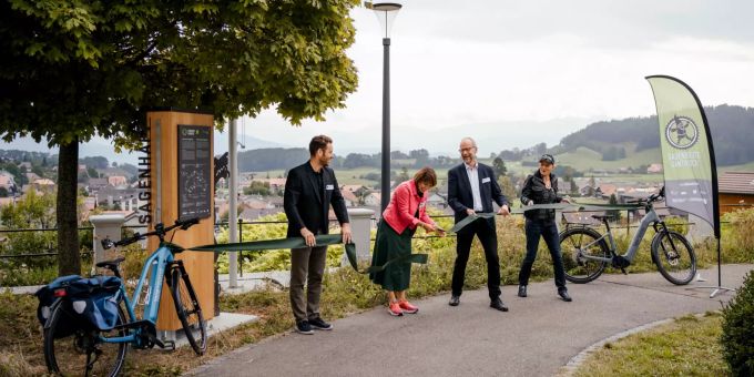 V.l.n.r.: Raphael Zahnd (Projektleiter Naturpark Gantrisch), Manuela Angst (Vorsitzende der Geschäftsleitung Bern Welcome), Ruedi Flückiger (Präsident des Fördervereins Region Gantrisch) und Patricia Heiniger (Projektleiterin Radwandern Bern Welcome) durchschneiden gemeinsam das Eröffnungsband. Bern Welcome