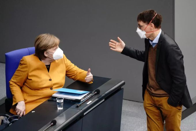 Karl Lauterbach im Gespräch mit Kanzlerin Angela Merkel. Lauterbach