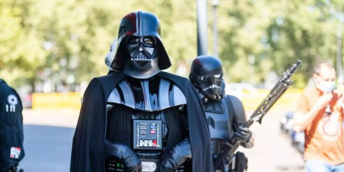 Darsteller in Kostümen aus der Filmreihe Star Wars stehen vor dem Duisburger Impf-Zentrum. Foto: Lino Mirgeler/dpa Darsteller in Kostümen aus der Filmreihe Star Wars stehen vor dem Duisburger Impf-Zentrum. Foto: Lino Mirgeler/dpa
