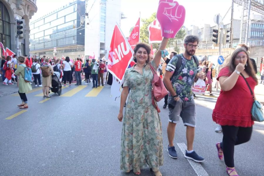 Die Basler Nationalrätin Sibel Arslan nimmt an der Demo teil.