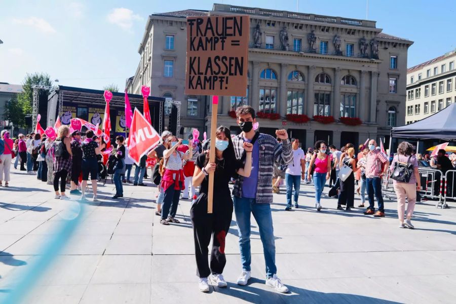 Beim Bundeshaus steht auch eine Tribüne.