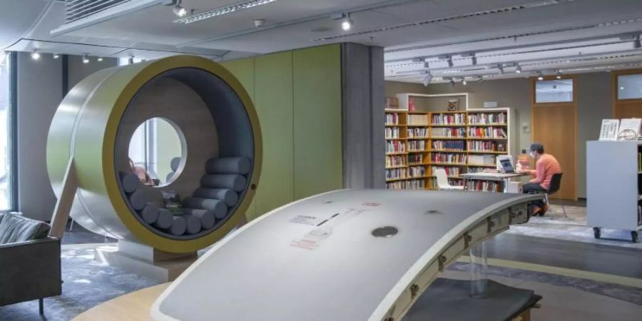 Die Tür eines ausrangierten Bundeswehr-Airbus, mit dem zu Beginn der Pandemie Corona-Kranke aus dem Ausland in Krankenhäuser nach Deutschland geflogen wurden. Foto: Axel Thünker/Haus der Geschichte/dpa