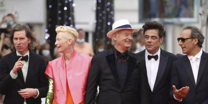 Regisseur Wes Anderson (l-r), Tilda Swinton, Bill Murray, Benicio Del Toro sowie Filmkomponist Alexandre Desplat in Cannes. Foto: Vianney Le Caer/Invision/AP/dpa Regisseur Wes Anderson (l-r), Tilda Swinton, Bill Murray, Benicio Del Toro sowie Filmkomponist Alexandre Desplat in Cannes. Foto: Vianney Le Caer/Invision/AP/dpa