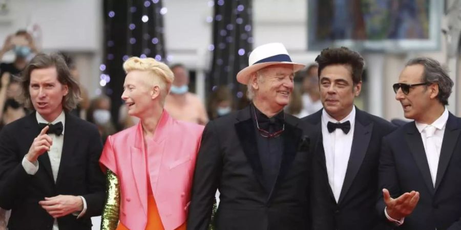 Regisseur Wes Anderson (l-r), Tilda Swinton, Bill Murray, Benicio Del Toro sowie Filmkomponist Alexandre Desplat in Cannes. Foto: Vianney Le Caer/Invision/AP/dpa