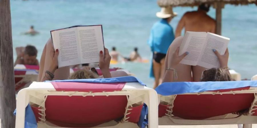 Endlich Ferien. Jetzt fehlt nur noch der richtige Sommerroman. Foto: Clara Margais/dpa
