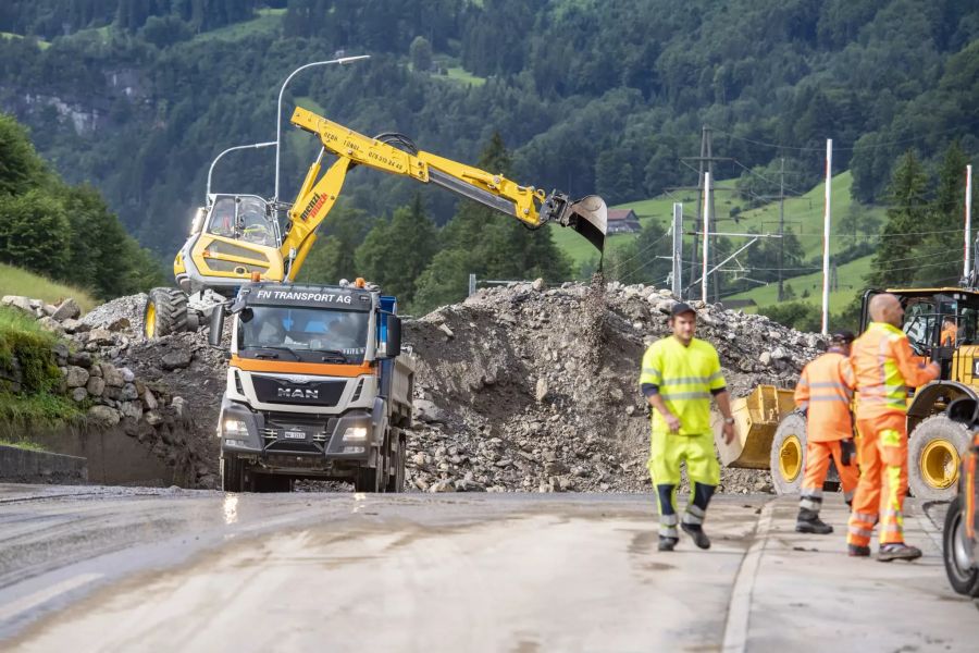 Auch die Strasse in Wolfenschiessen wurde verschüttet.