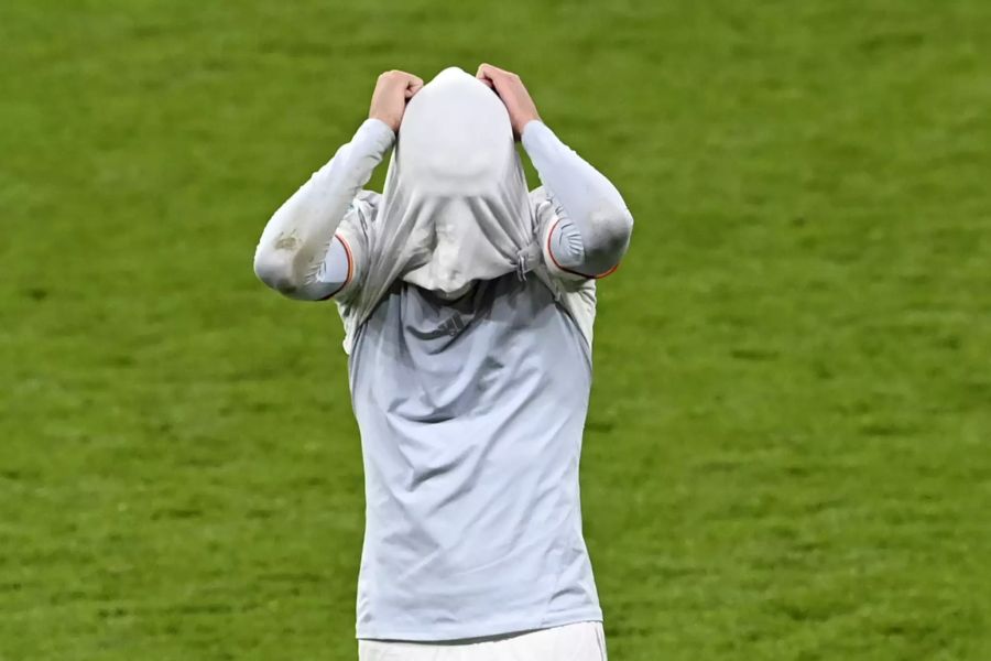 Pedri versteckt sich nach Spielende unter seinem Trikot.