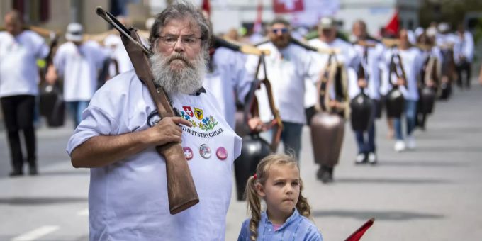 Symbolbild: Ein Gegner der Massnahmen zur Bekämpfung des Coronavirus an einer Demo in Brig BE. Coronavirus