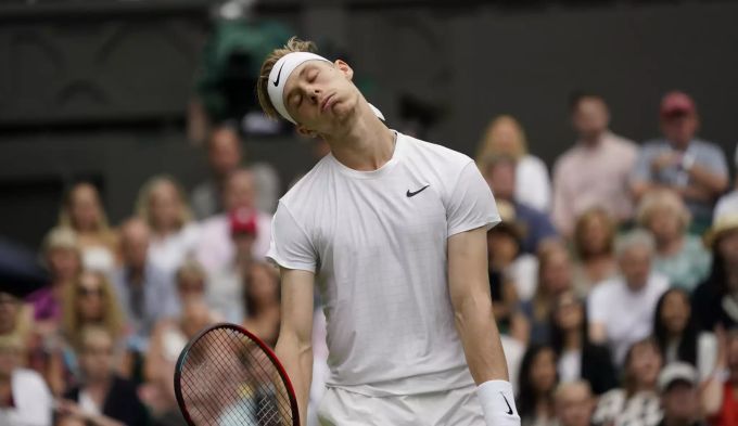 Denis Shapovalov muss sich trotz starker Leistung gegen Novak Djokovic geschlagen geben. Denis Shapovalov