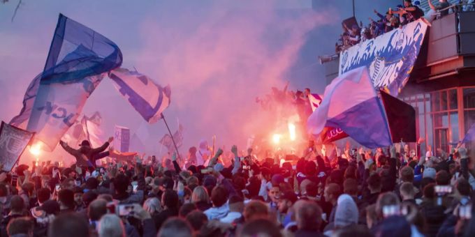 Die Spieler des FC Luzern feiern nach dem Cupsieg mit ihren Fans. fc luzern
