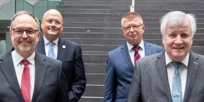 Die Sicherheit der Bundestagswahl im September ist nicht in Gefahr - das ist die gemeinsame Botschaft von CSU-Innenminister Horst Seehofer, Thomas Haldenwang, Präsident des Bundesamts für Verfassungsschutz, Arne Schönbohm, Präsident des Bundesamtes für Sicherheit in der Informationstechnik, und Georg Thiel, Präsident des Statistischen Bundesamtes und Bundeswahlleiter (von links nach rechts). Foto: Bernd von Jutrczenka/dpa Die Sicherheit der Bundestagswahl im September ist nicht in Gefahr - das ist die gemeinsame Botschaft von CSU-Innenminister Horst Seehofer, Thomas Haldenwang, Präsident des Bundesamts für Verfassungsschutz, Arne Schönbohm, Präsident des Bundesamtes für Sicherheit in der Informationstechnik, und Georg Thiel, Präsident des Statistischen Bundesamtes und Bundeswahlleiter (von links nach rechts). Foto: Bernd von Jutrczenka/dpa