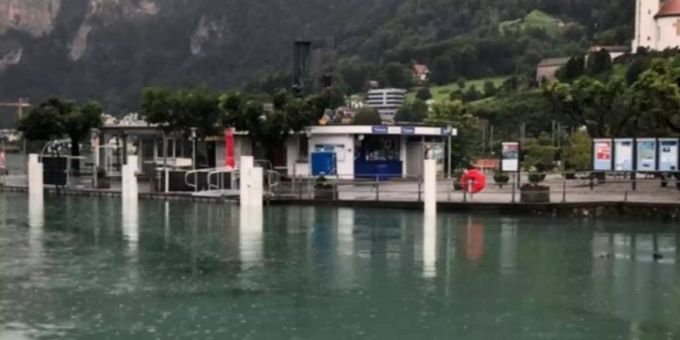 Der Pegel der Reuss ist stark gesunken und alle Hauptverkehrsrouten, inklusive Alpenpässe, sind im Kanton Uri offen. Pegel