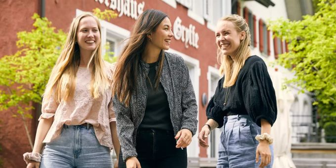 Tabea Glinz, Nadine Schärer und Finja Basan (v.l.) freuen sich auf die bevorstehenden Konzerte im Freien von Olten. Wandelbar Festival