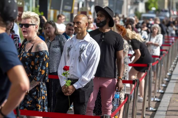 Tausende Niederländer nahmen am Mittwoch Abschied von Kriminal-Reporter de Vries. Niederlande de Vries