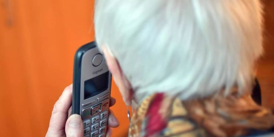 Kaum etwas verbindet so sehr wie das gemeinsame Telefonieren. Foto: Britta Pedersen/zb/dpa