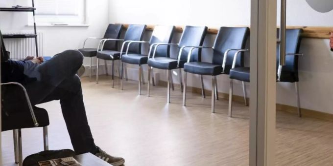 Einsam im Wartezimmer. Der Krankenstand ist nach Angaben der DAK-Gesundheit im ersten Halbjahr 2021 deutlich gesunken. Foto: Frank Molter/dpa Einsam im Wartezimmer. Der Krankenstand ist nach Angaben der DAK-Gesundheit im ersten Halbjahr 2021 deutlich gesunken. Foto: Frank Molter/dpa
