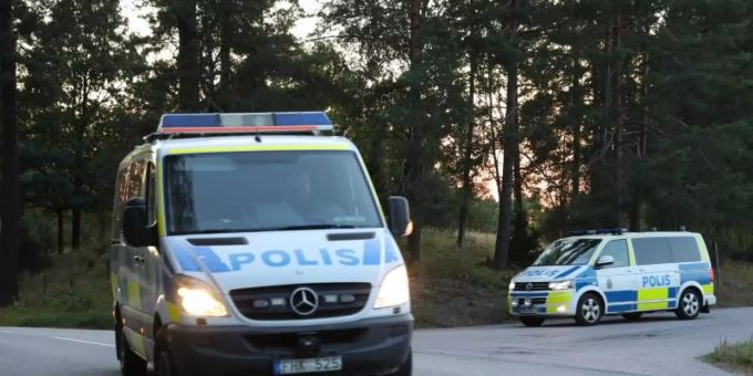 Zwei Polizeiautos verlassen das Gelände des Hallby-Gefängnisses in der Nähe von Eskilstuna, Schweden. Foto: Per Karlsson/TT NEWS AGENCY/dpa Zwei Polizeiautos verlassen das Gelände des Hallby-Gefängnisses in der Nähe von Eskilstuna, Schweden. Foto: Per Karlsson/TT NEWS AGENCY/dpa