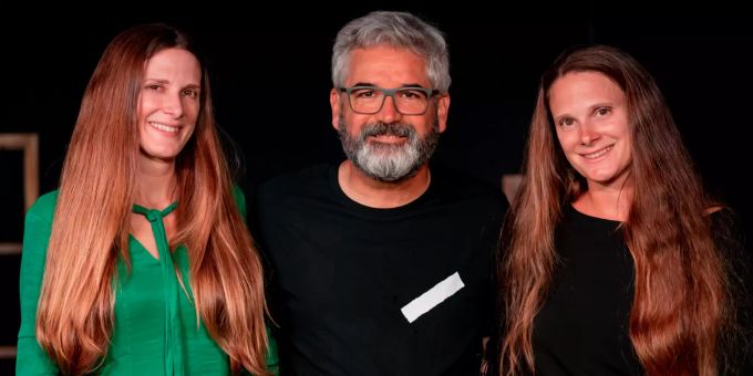 Peter Mettler mit Claire Bowman (links) und Sarah Bowman. «The Bowmans» standen am 17. September in der Baronessa Lenzburg auf der Bühne. Baronessa Lenzburg Peter Mettler