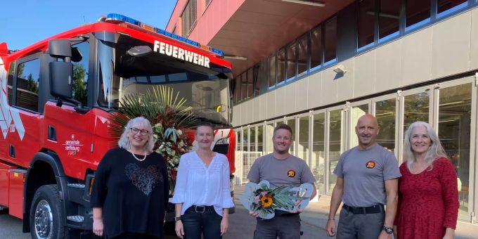 (v.l.n.r.): Claudia Brändle, Aufbauerfirma; Esther Trachsel, Gotte; Reto Steuri, Fahrerchef; Guido Sohm, Kommandant, Bettina Joder Stüdle, Departementsvorsteherin Sicherheit