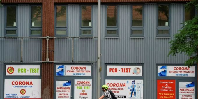 Ein Fahrradfahrer vor einer Teststation in Berlin-Wedding Ein Fahrradfahrer vor einer Teststation in Berlin-Wedding
