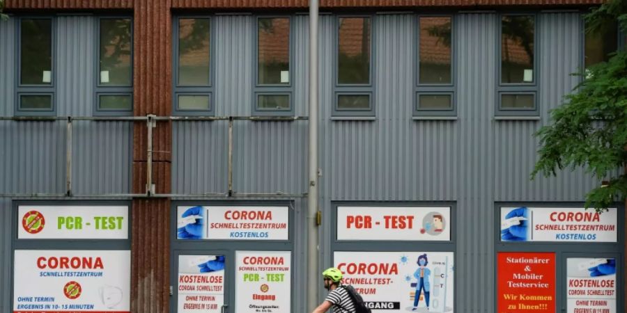 Ein Fahrradfahrer vor einer Teststation in Berlin-Wedding