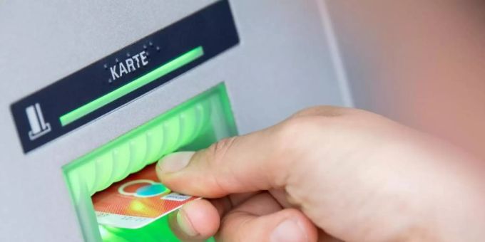 Mit einer Girokarte lässt sich Geld abheben, aber auch vielerorts im Geschäft direkt bezahlen. Foto: Fabian Sommer/dpa Mit einer Girokarte lässt sich Geld abheben, aber auch vielerorts im Geschäft direkt bezahlen. Foto: Fabian Sommer/dpa
