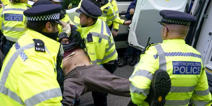 Bei den Protesten von Klimaschützern in London hat die Polizei insgesamt 52 Personen festgenommen. Polizei London
