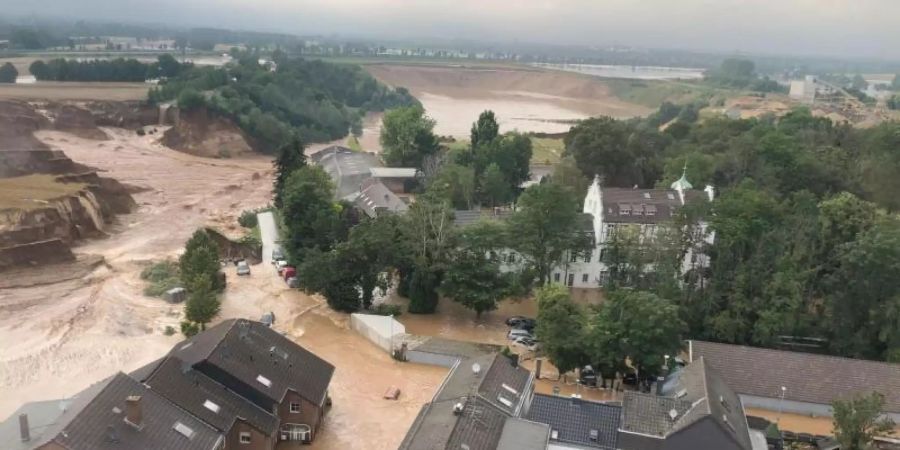 Erftstadt-Blessem in Nordrhein-Westfalen steht unter Wasser. DFB und DFL haben den Hochwasser-Opfern finanzielle Hilfe zugesagt. Foto: Rhein-Erft-Kreis/dpa