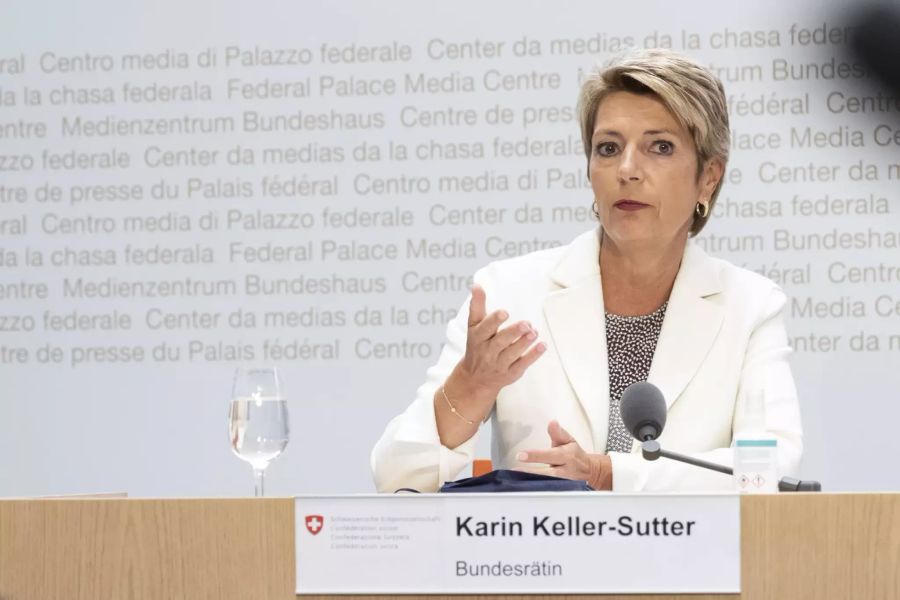 Bundesrätin Karin Keller-Sutter spricht während einer Medienkonferenz des Bundesrates zur aktuellen Lage in Afghanistan, am Mittwoch, 18. August 2021, in Bern.