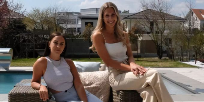 Laura Brun (links) und Nina von Felten verkaufen ihre eigene, nachhaltige Bikini-Kollektion. Sweet Remind