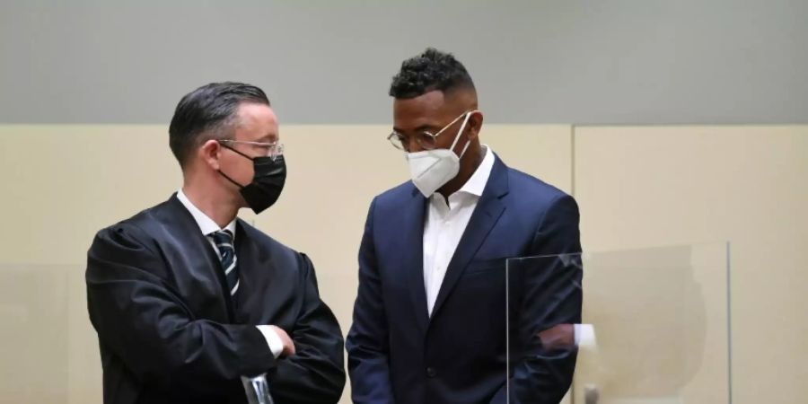 Boateng (rechts) mit Anwalt in München