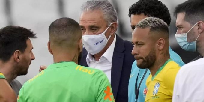 Nach dem Corona-Eklat beim WM-Qualispiel zwischen Brasilien und Argentinien hat die FIFA ein Disziplinarverfahren gegen beide Nationalverbände eingeleitet. Foto: Andre Penner/AP/dpa fifa brasilien argentinien