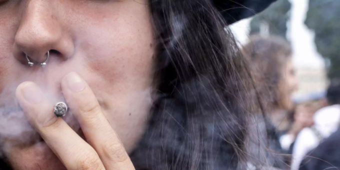 ARCHIV - Eine Teilnehmerin nimmt an einer Demonstration für die Legalisierung von Cannabis teil. Die Justiz-Kommission im italienischen Parlament hat für einen Gesetzesentwurf gestimmt, der den Anbau von Cannabis zu Hause legalisieren könnte. Das berichtete die Zeitung «Corriere della Sera» am Donnerstag. Foto: Carlo Lannutti/LaPresse via ZUMA Press/dpa ARCHIV - Eine Teilnehmerin nimmt an einer Demonstration für die Legalisierung von Cannabis teil. Die Justiz-Kommission im italienischen Parlament hat für einen Gesetzesentwurf gestimmt, der den Anbau von Cannabis zu Hause legalisieren könnte. Das berichtete die Zeitung «Corriere della Sera» am Donnerstag. Foto: Carlo Lannutti/LaPresse via ZUMA Press/dpa