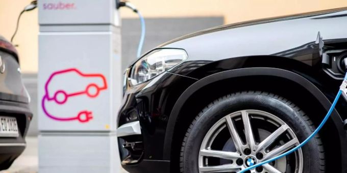 Immer mehr E-Autos werden zugelassen, die Ladeinfrastruktur lässt aber noch zu wünschen übrig. Foto: Hauke-Christian Dittrich/dpa/Archivbild Immer mehr E-Autos werden zugelassen, die Ladeinfrastruktur lässt aber noch zu wünschen übrig. Foto: Hauke-Christian Dittrich/dpa/Archivbild