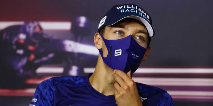 George Russell nimmt an einer Pressekonferenz teil. George Russell Williams Racing