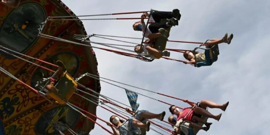 Karussellfahren mit Maske in München