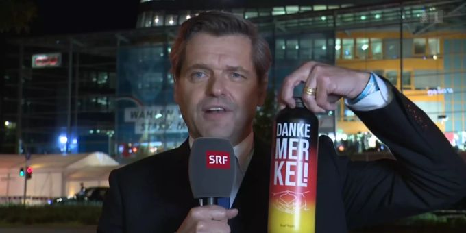 CDU-Veranstaltung - SRF-Gredig kriegt eine «Danke Merkel»-Flasche