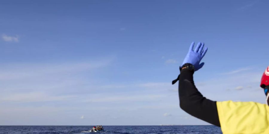 Ein Schnellboot der NGO Open Arms n‰hert sich einem kleinen Fischerboot, auf dem Migranten unterwegs sind. Foto: Jes ̇s HellÌn/EUROPA PRESS/dpa