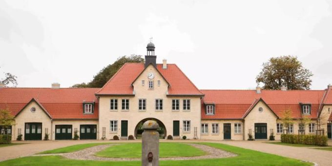Blick auf das Torhaus auf Gut Immenhof. Das als Filmkulisse bekannten Gut Immenhof öffnet ab dem 1. Oktober 2021 als Hotel. Foto: Christian Charisius/dpa Blick auf das Torhaus auf Gut Immenhof. Das als Filmkulisse bekannten Gut Immenhof öffnet ab dem 1. Oktober 2021 als Hotel. Foto: Christian Charisius/dpa