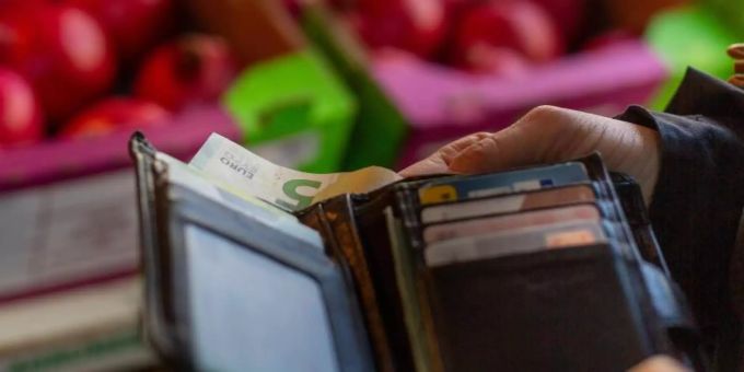 Die Teuerungsrate hat nach knapp 28 Jahren wieder die Vier-Prozent-Marke überschritten. Foto: Fernando Gutierrez-Juarez/dpa-Zentralbild/dpa inflation