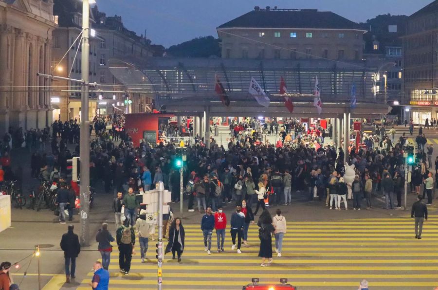 Über 100 Corona-Demonstranten haben sich vor dem Bahnhof in Bern eingefunden.