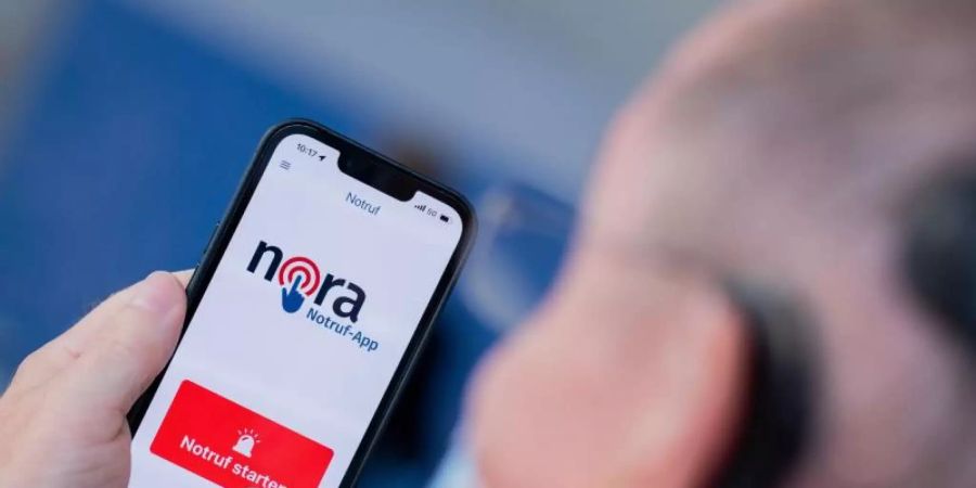 Die App ist eine Ergänzung zu den Notrufnummern 110 und 112 von Polizei, Feuerwehr und Rettungsdiensten und richtet sich vor allem an Menschen mit einer Hör- und Sprachbehinderung. Foto: Rolf Vennenbernd/dpa