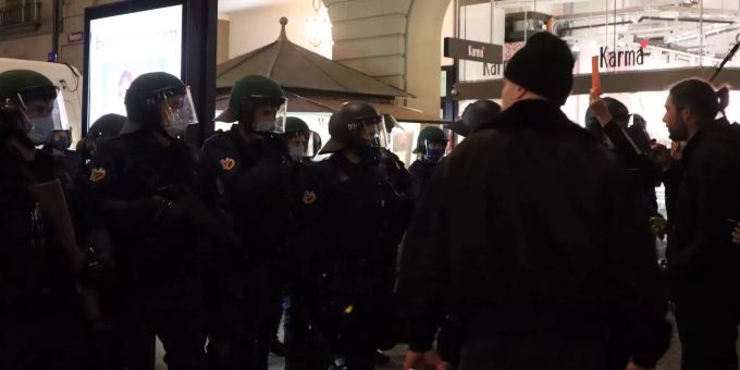 Corona-Demo in Bern - Polizei nimmt Trychler-Gruppe fest