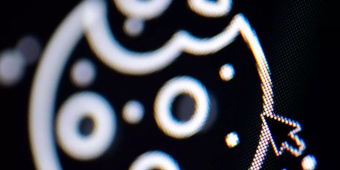 Ein Mauszeiger verweilt auf Button in der Form eines Kekses. Die europäische Datenschutzorganisation noby legt bei ihrem Kampf gegen rechtswidrige Cookie-Zustimmungsabfragen im Web nach. Http-Cookie