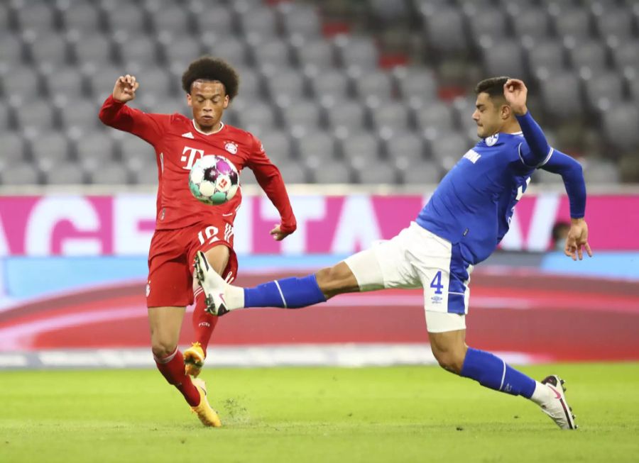 Ozan Kabak grätscht in Richung Leroy Sane. (Archivbild)