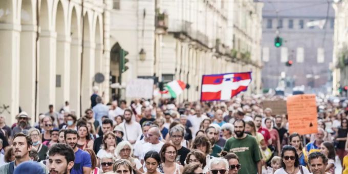Menschen protestieren Mitte August 2021 in Turin gegen den «Green Pass». green pass italien
